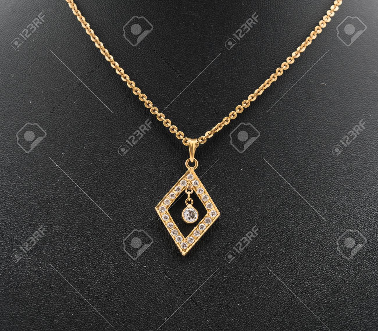 Hermoso Y Lujoso De La Joyería Con El Soporte De Cuello En Blanco Fotos, Imágenes Y Fotografía De Archivo Libres De Derecho. Image 67629699.