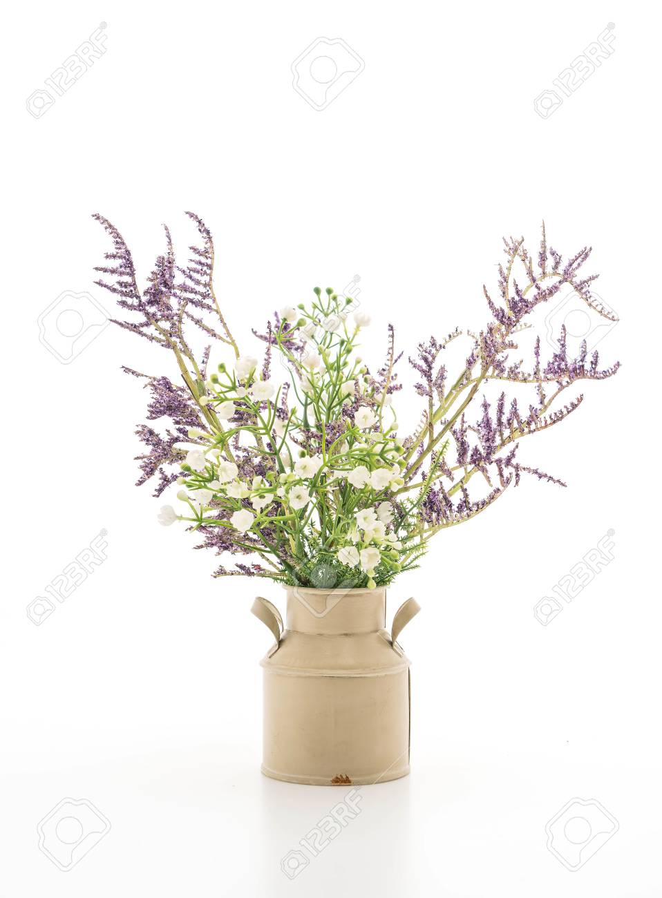 テーブルの上の花瓶にスターチスと止水の花 の写真素材 画像素材 Image