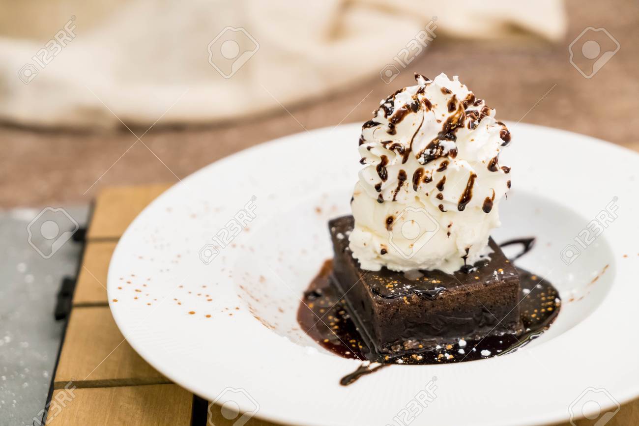 バニラアイス クリーム チョコレート ソース ホイップ クリームのスコップでブラウニー サンデー の写真素材 画像素材 Image バニラアイス クリーム チョコレート ソース ホイップ クリームのスコップでブラウニー サンデー の写真素材 画像素材 Image