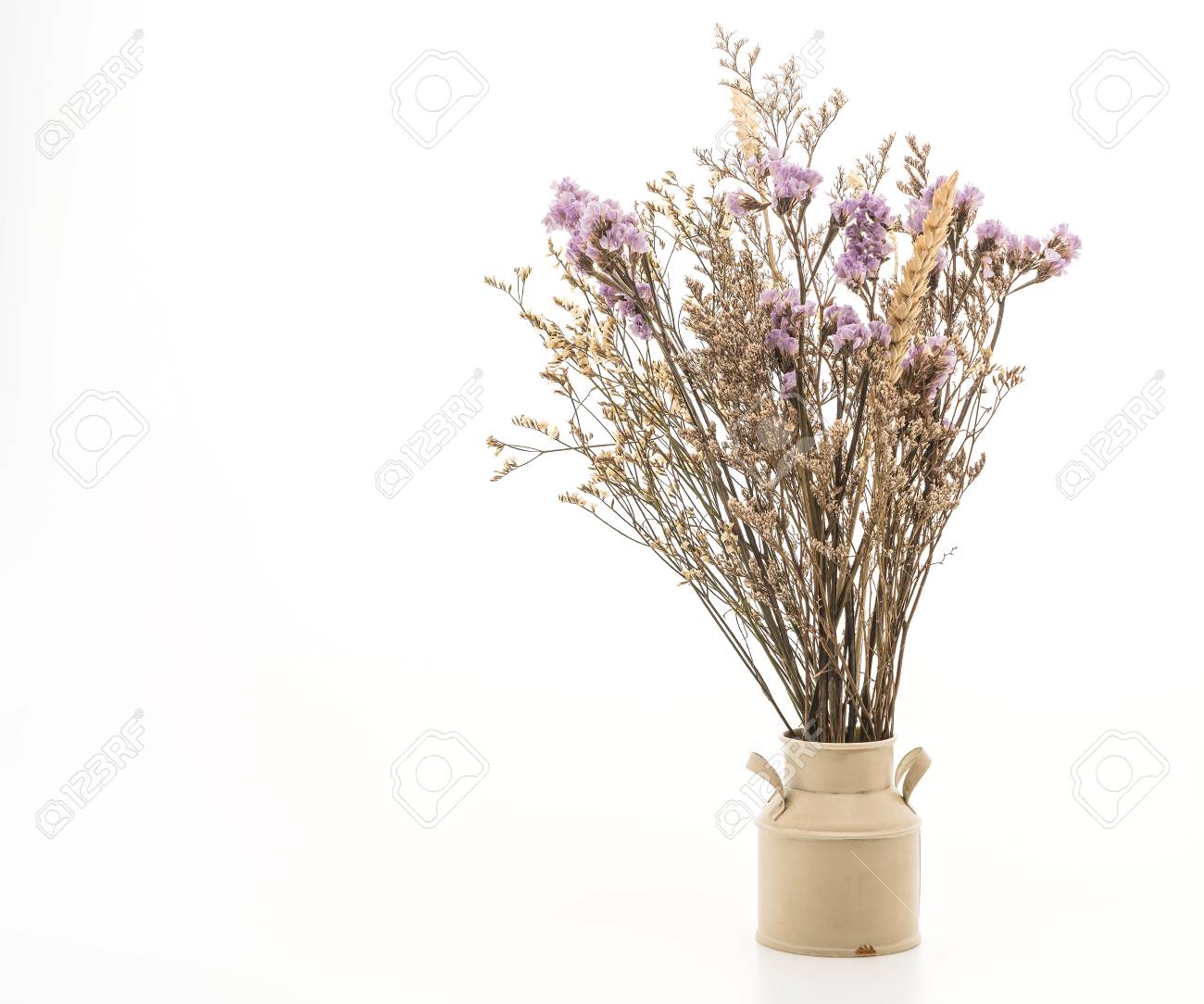 テーブルの上の花瓶にスターチスと止水の花 の写真素材 画像素材 Image