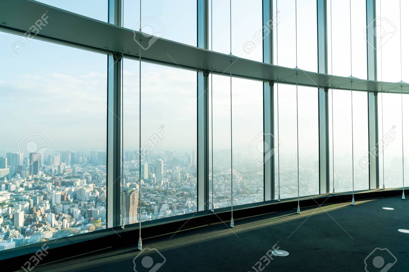 東京タワーの背景を持つ建物のガラス窓 の写真素材 画像素材 Image