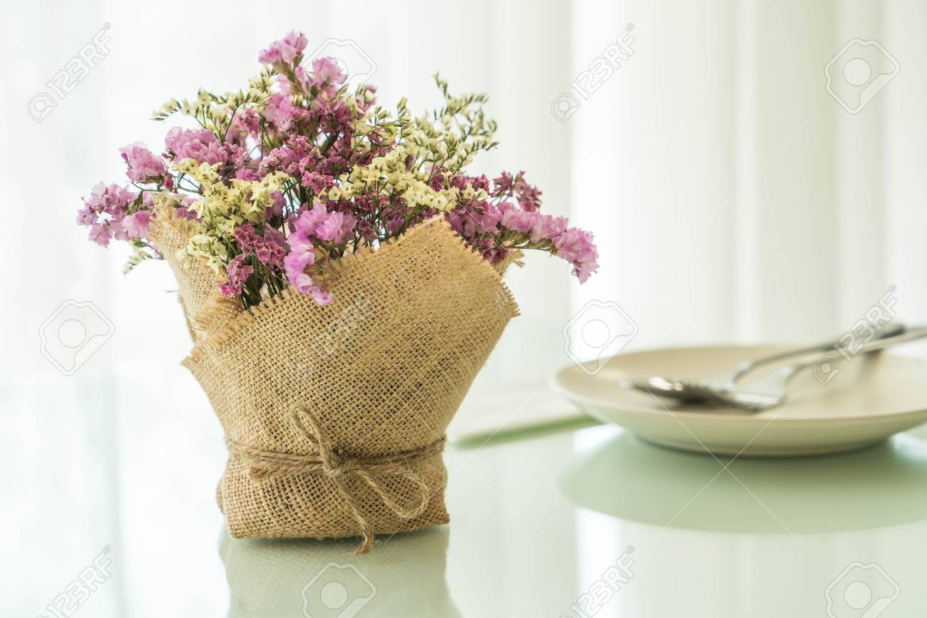Décoration De Bouquet De Fleurs Sur Table à Manger