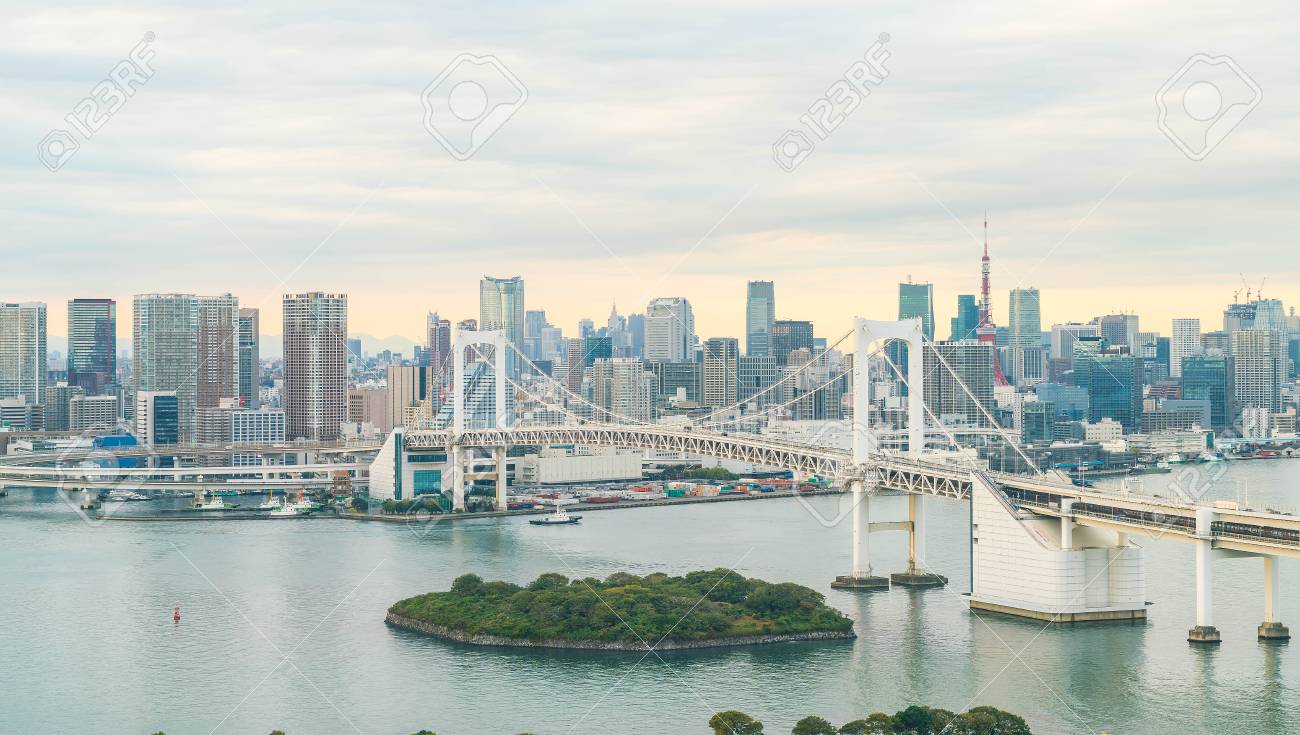 東京タワーとレインボー ブリッジと東京のスカイライン 東京 日本 の写真素材 画像素材 Image