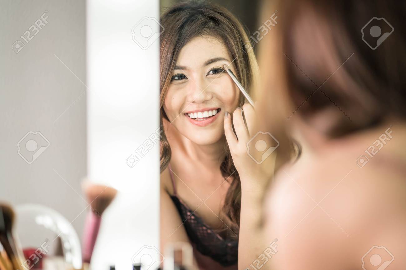 Asiatin macht es mit der Hand Asiatin macht es mit der Hand