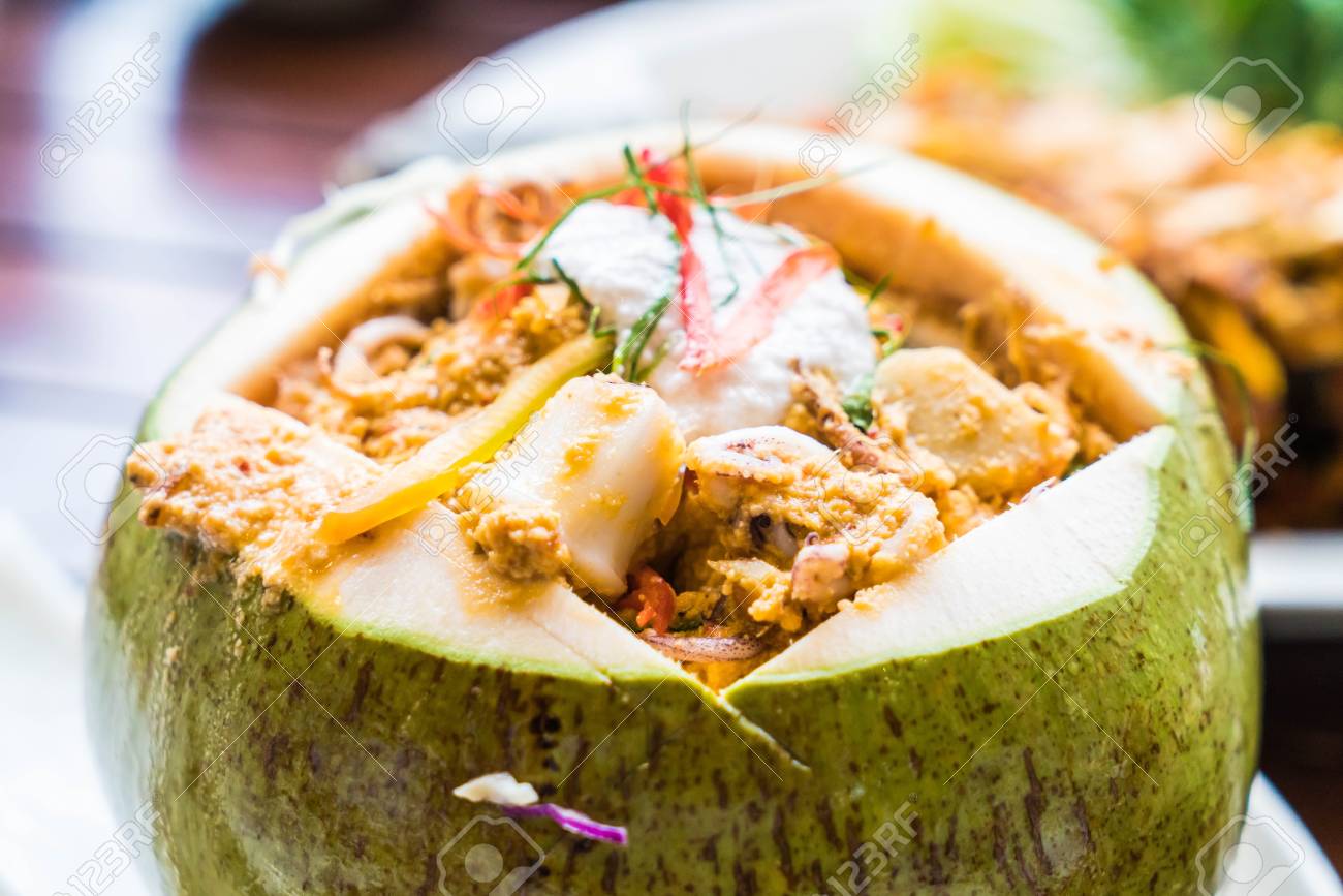 ココナッツ カップ タイ料理スタイルでのストリーミング シーフードのカレー の写真素材 画像素材 Image