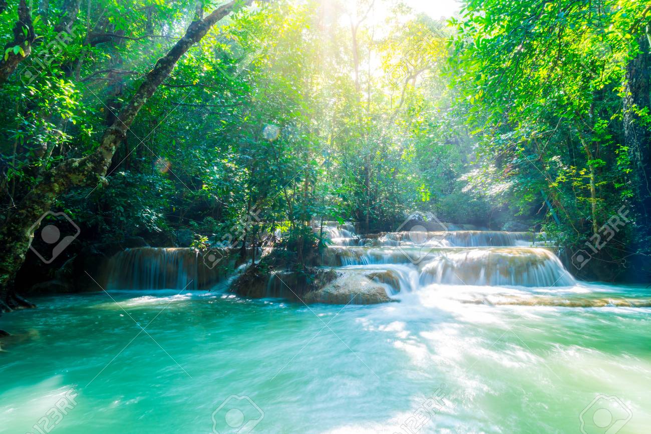 美しいエラワン滝 タイのカンチャナブリーのエラワン国立公園 の写真素材 画像素材 Image