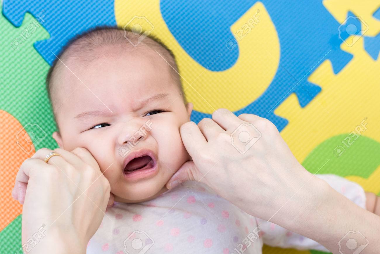 Les Parents Pincent Les Joues Un Petit Bebe Enfant Nouveau Ne Adorable Qui Couche Sur Le Dos Sur La Mousse Eva Coloree A L Interieur Banque D Images Et Photos Libres De Droits Image