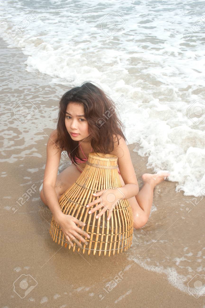 浅瀬で魚をキャッチするための小屋のようなトラップにかなりアジア女性 の写真素材 画像素材 Image