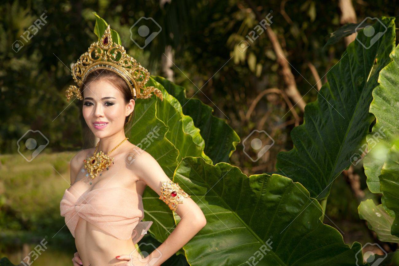 https://previews.123rf.com/images/topten22photo/topten22photo1302/topten22photo130200118/17686799-pretty-thai-woman-posing-in-thai-ancient-dress.jpg