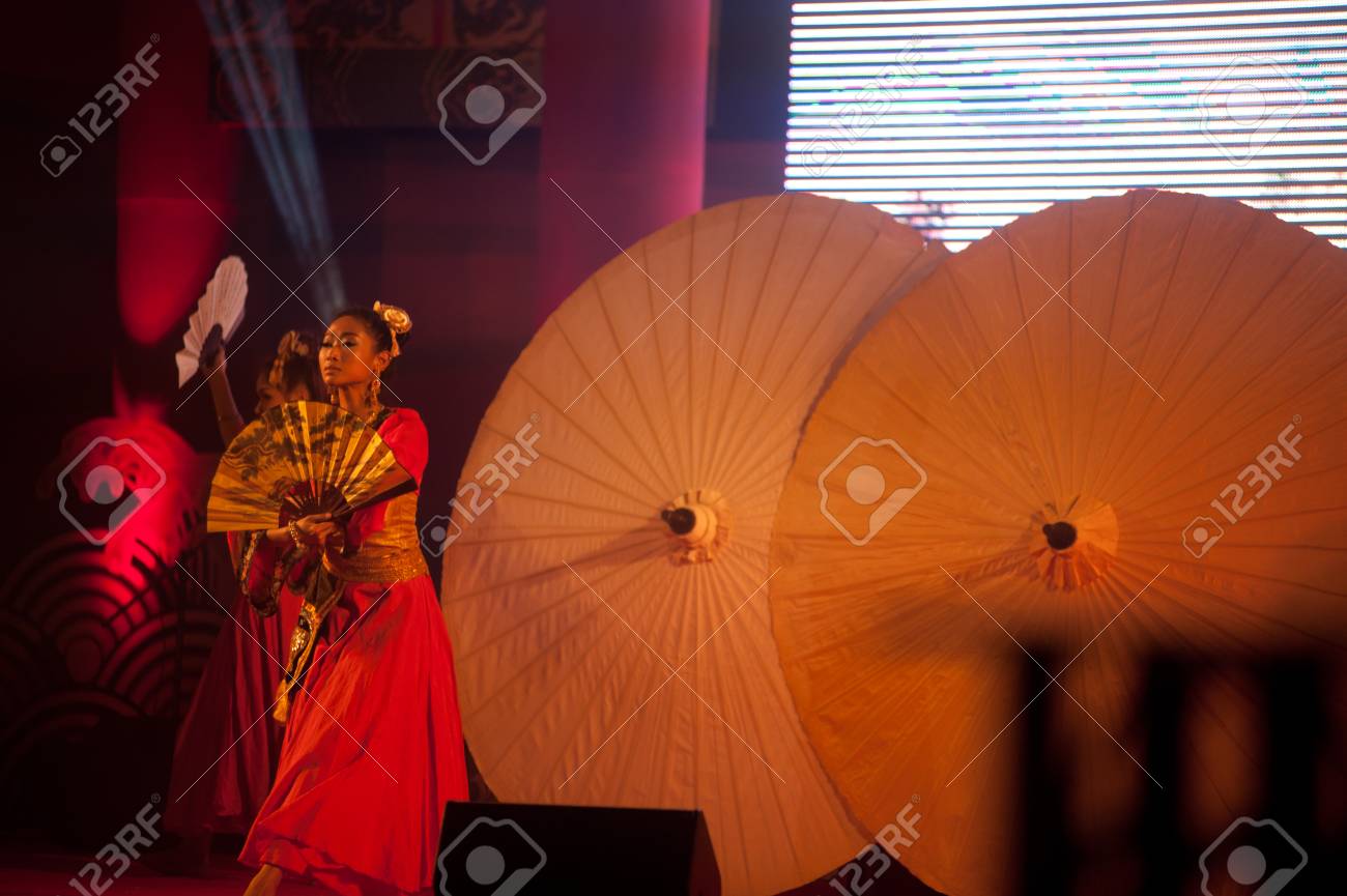 Bailando Paraguas Tradicional China Espectáculo Luz Y Sonido En El Año Nuevo Chino Fotos, Retratos, Imágenes Y De Archivo Libres De Derecho. Image 25772389.