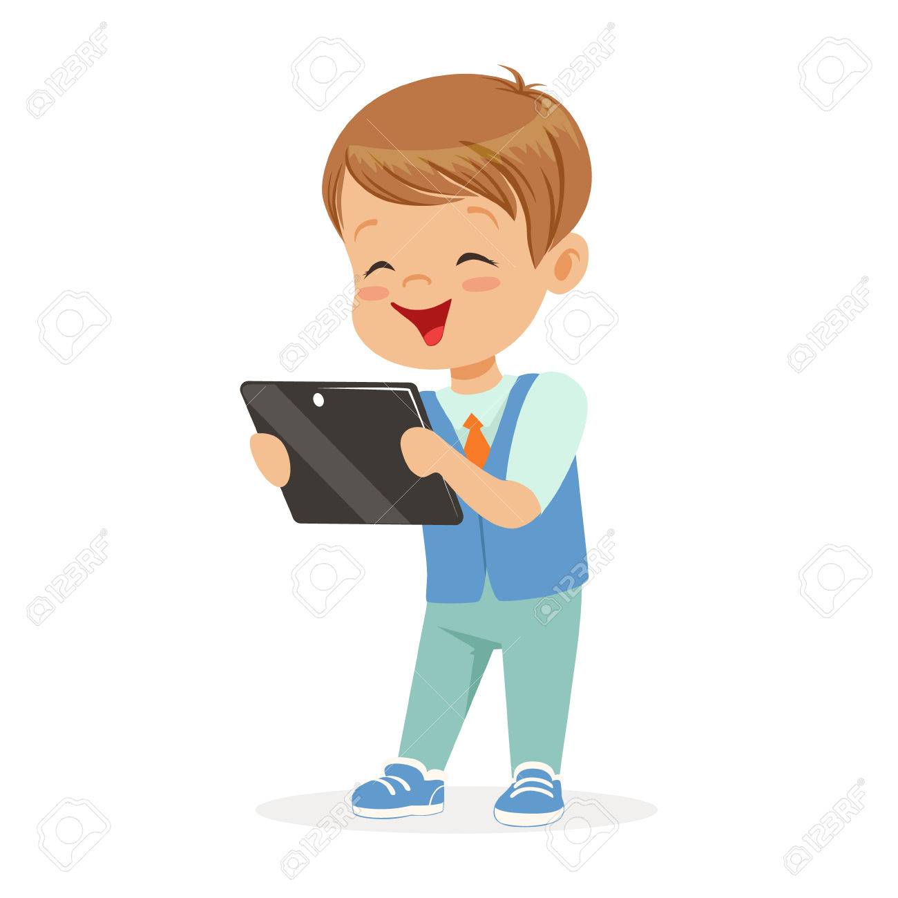 着席およびデジタル タブレットで遊ぶ幸せな小さな男の子 子供と近代的な技術のカラフルな漫画のキャラクター ベクトル イラスト白背景に分離のイラスト素材 ベクタ Image 着席およびデジタル タブレットで遊ぶ幸せな小さな男の子 子供と近代的な技術のカラフルな漫画のキャラクター ベクトル イラスト白背景に分離のイラスト素材 ベクタ Image