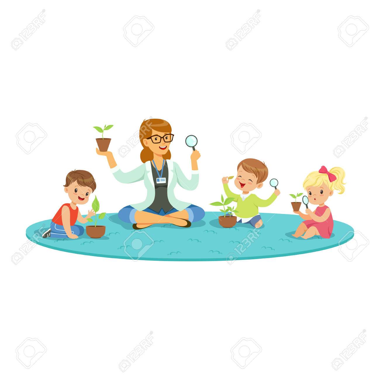 拡大鏡を通して見る子供幼児教育活動漫画白の背景にベクトル イラストの先生と子供たちの植物学レッスン中に植物について学習の床に座って のイラスト素材 ベクタ Image