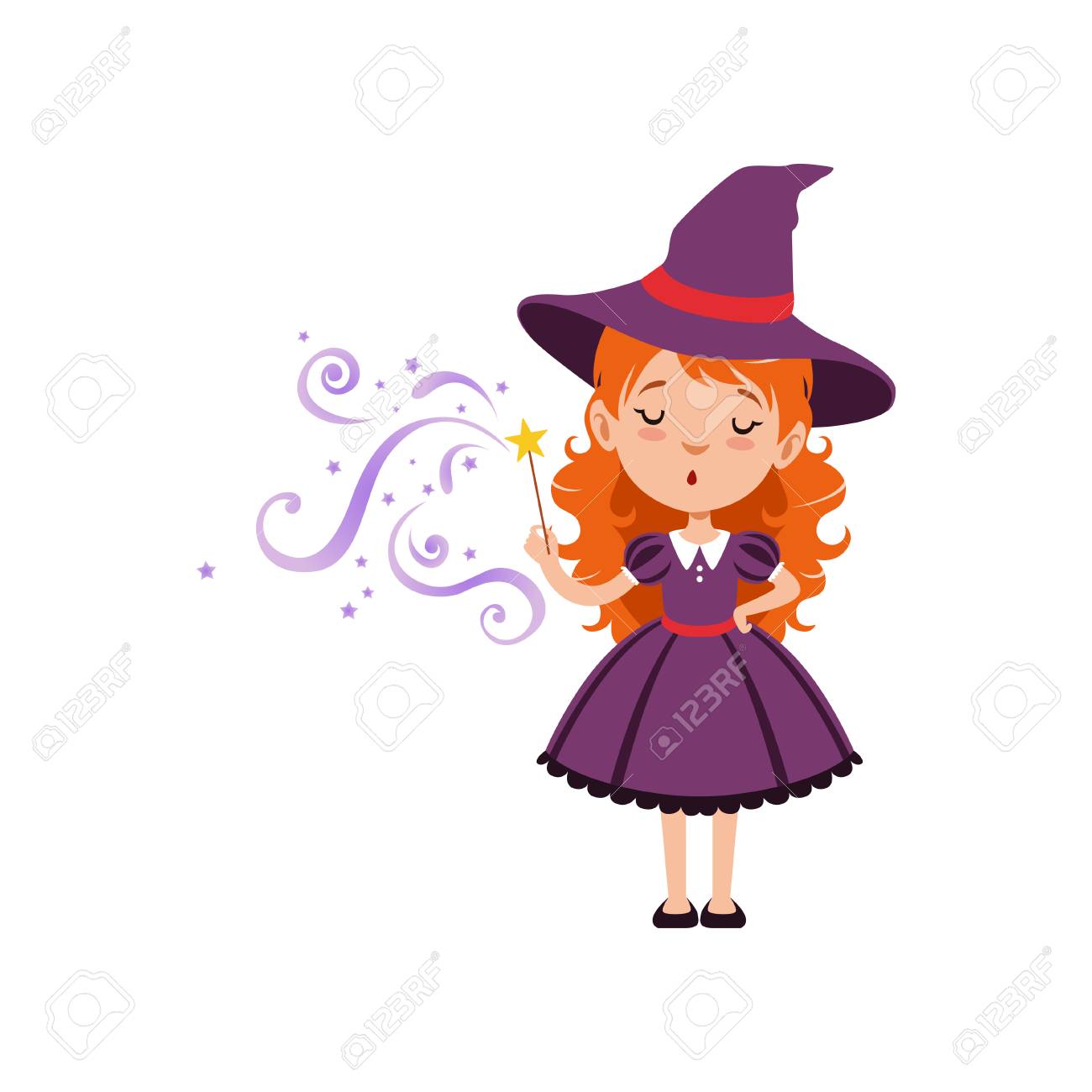 かわいい小さな魔女は魔法の杖で呪文を唱えます 紫色のドレスと帽子をかぶった若い赤毛の子供の女の子 白に隔離されたベクターフラット漫画のイラスト の イラスト素材 ベクタ Image