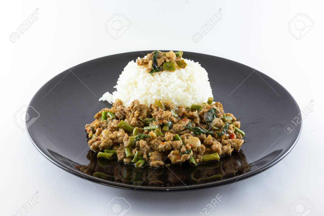 ご飯の上の豚肉と揚げバジル休暇のイメージはタイの人気食品です の写真素材 画像素材 Image