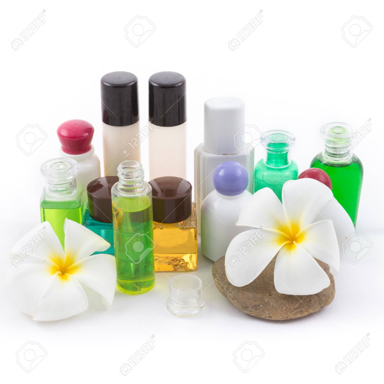 白い背景の上のスパのプルメリアの花に設定シャンプー ボトルの分離 の写真素材 画像素材 Image