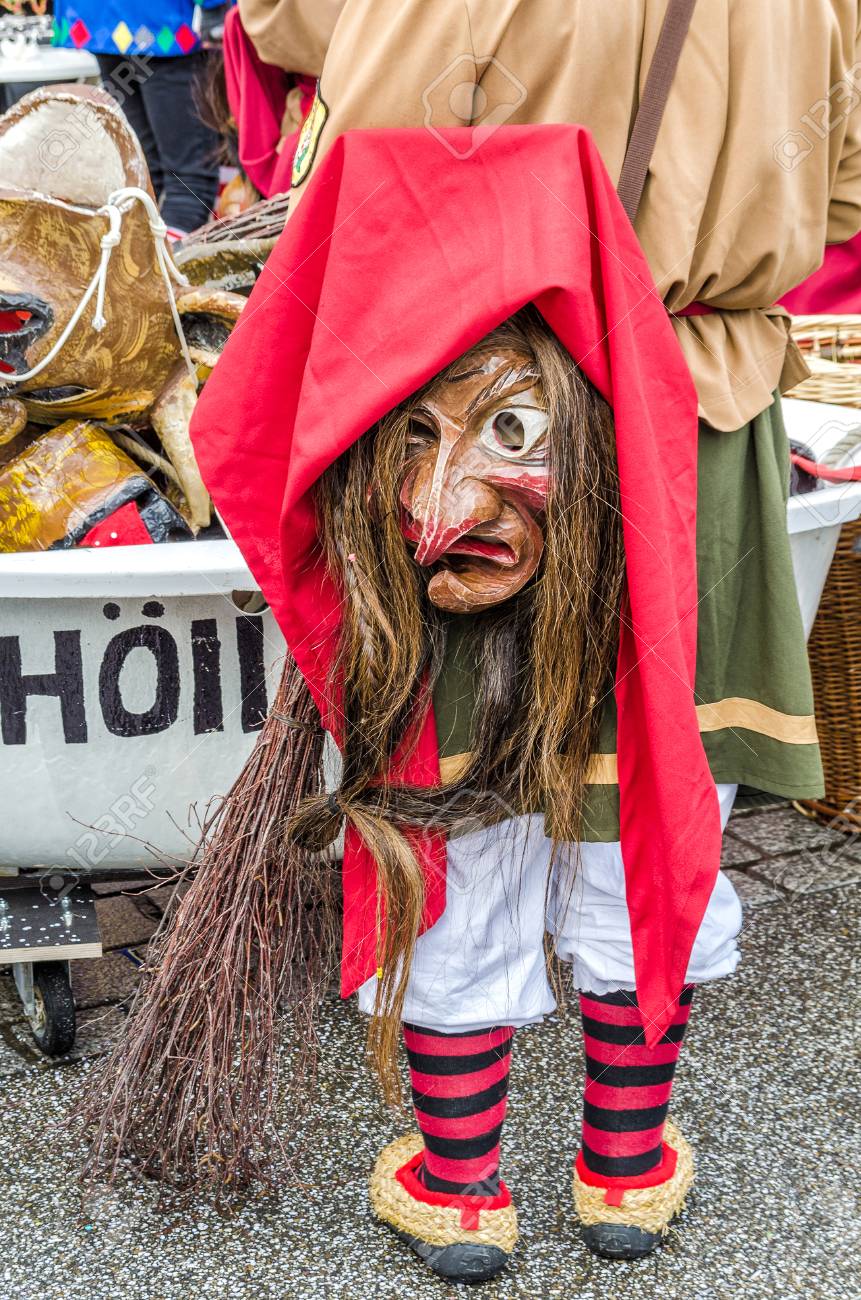 Costumes De Sorciere Et Des Masques Pour Celebrer Le Carnaval Fasnacht En Allemagne Banque D Images Et Photos Libres De Droits Image Costumes De Sorciere Et Des Masques Pour Celebrer Le Carnaval Fasnacht En Allemagne Banque D Images Et Photos Libres De Droits Image