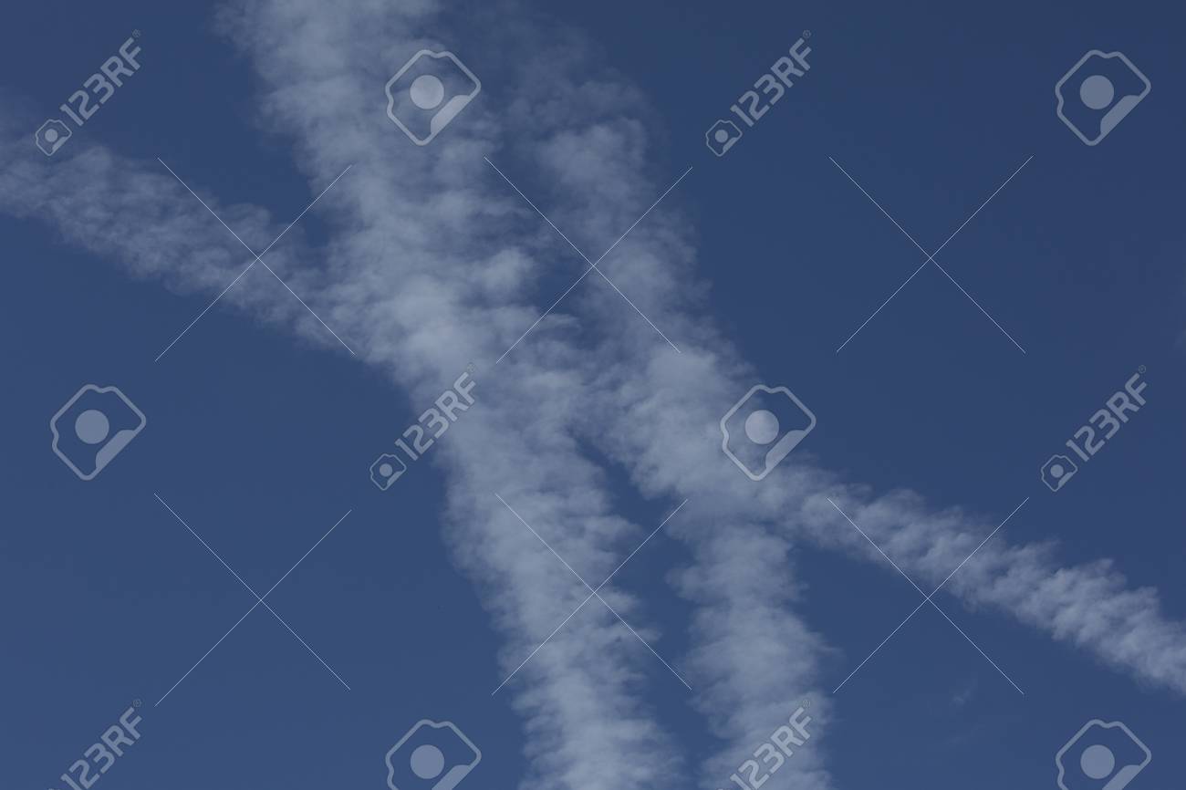 airplane contrails left in