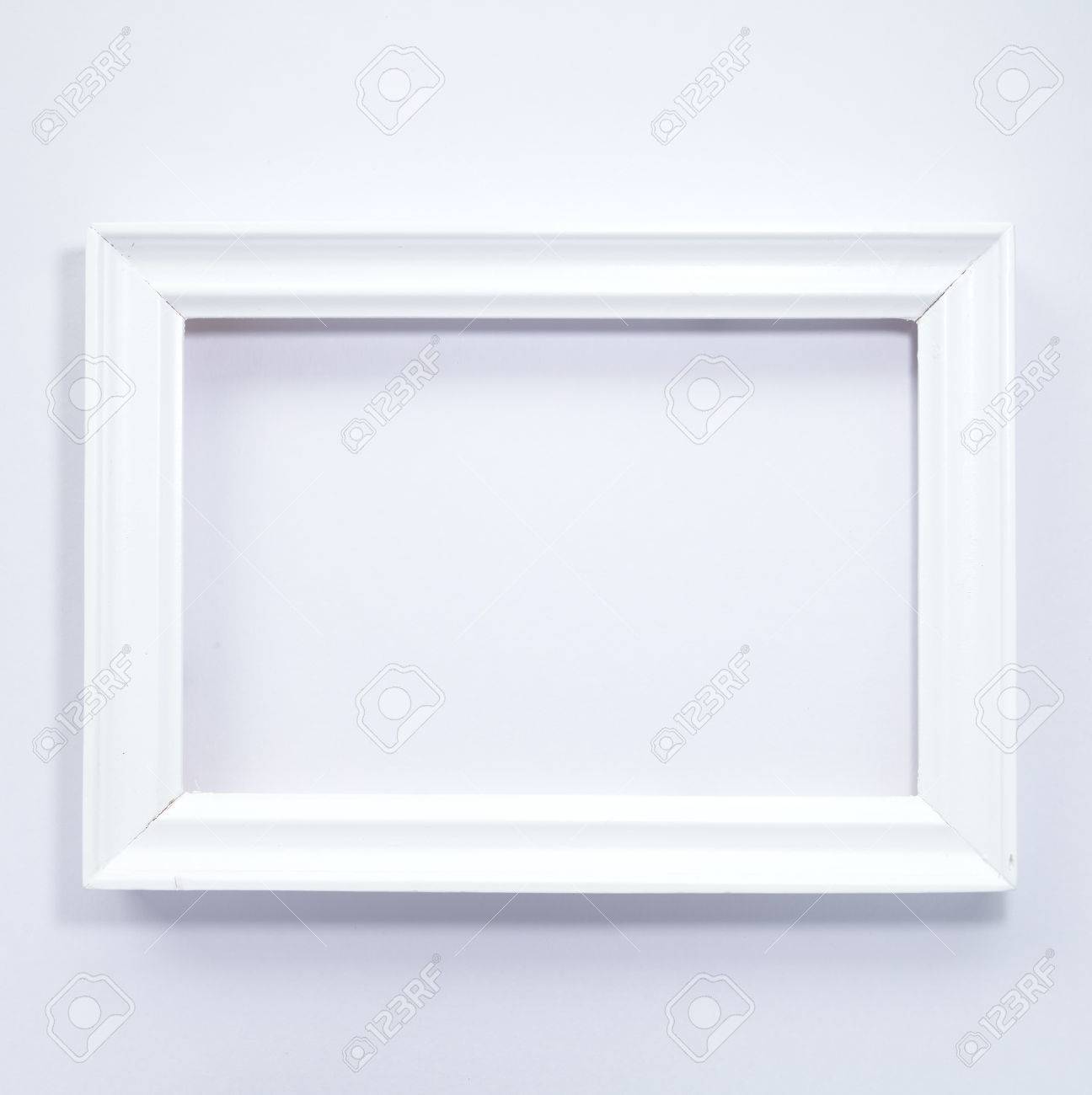 白い背景に白い木製のフォト フレーム の写真素材 画像素材 Image