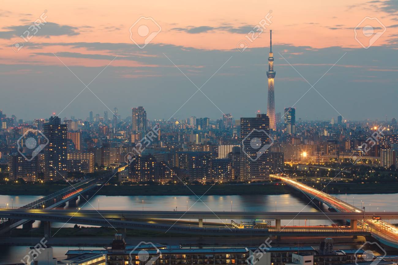 日没時の東京スカイツリーと東京都市の美しい景色 の写真素材 画像素材 Image