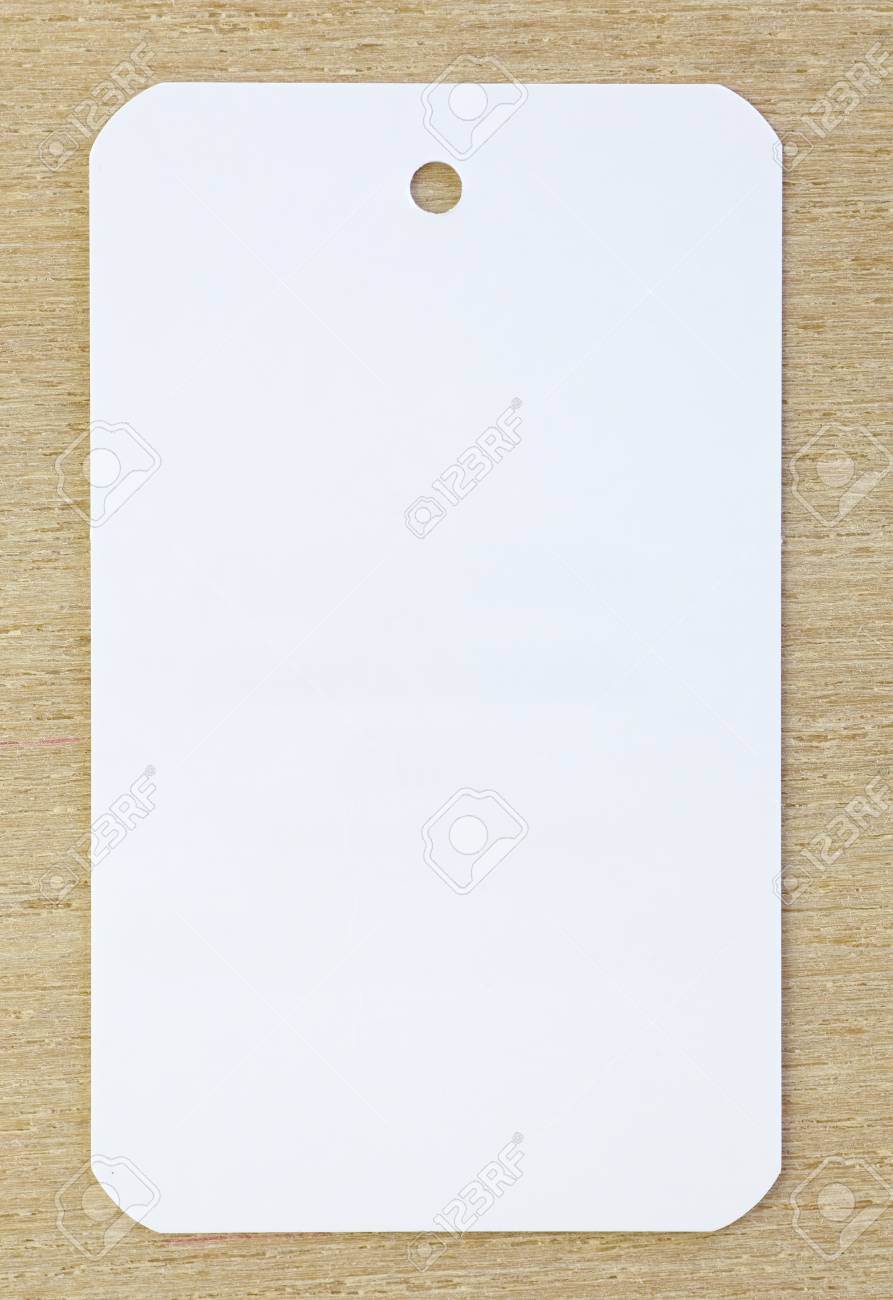 木製テーブルの上の白い空白の紙タグの価格 の写真素材 画像素材 Image