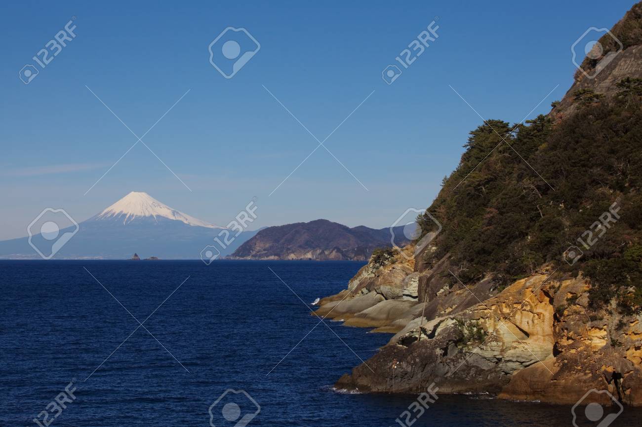 山の富士山と静岡県伊豆市から海 の写真素材 画像素材 Image