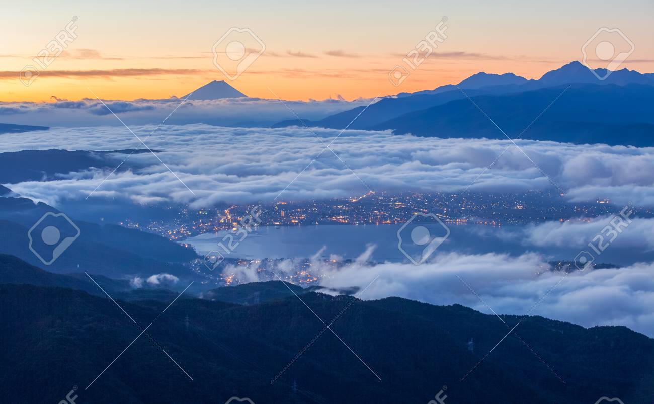 秋の長野県での雲と山の富士山と諏訪湖の美しい日の出ビュー の写真素材 画像素材 Image