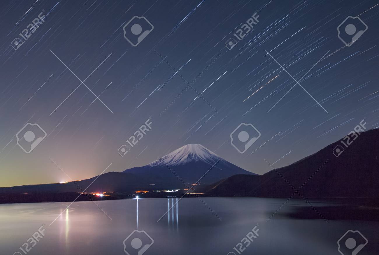 冬の季節の星空で本栖湖と富士山 の写真素材 画像素材 Image