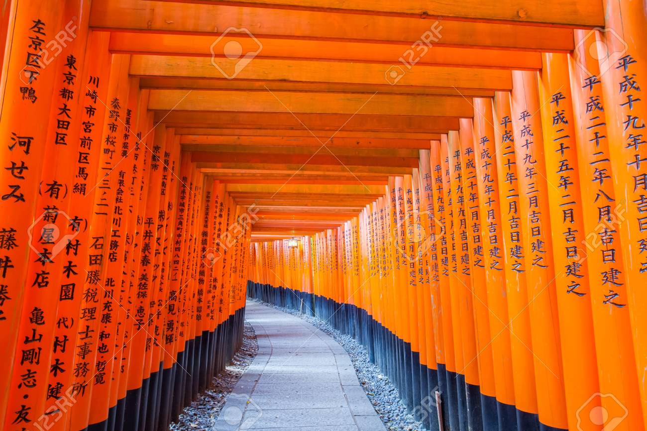 京都伏見稲荷神社の朱色の鳥居の数千 の写真素材 画像素材 Image