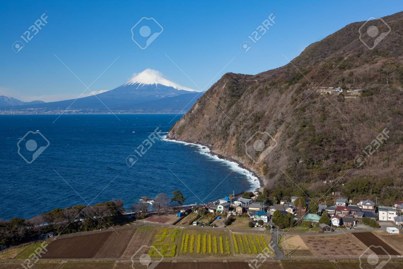 山富士と 静岡県の伊豆市から見た冬の日本海 の写真素材 画像素材 Image