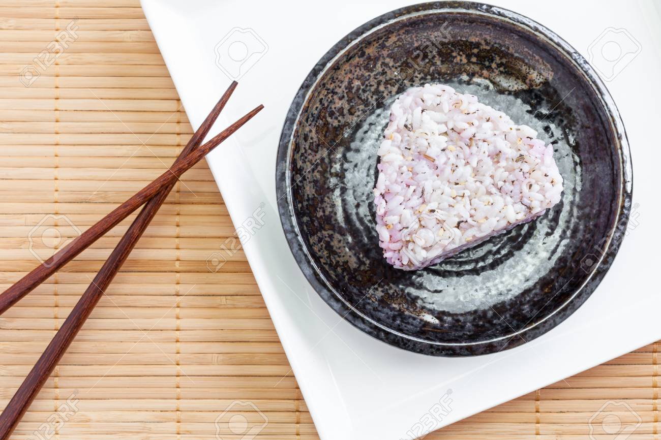 おにぎり 白い米から作られた日本食おにぎりは三角形または円筒形に形成されます しばしば海苔に包まれました の写真素材 画像素材 Image