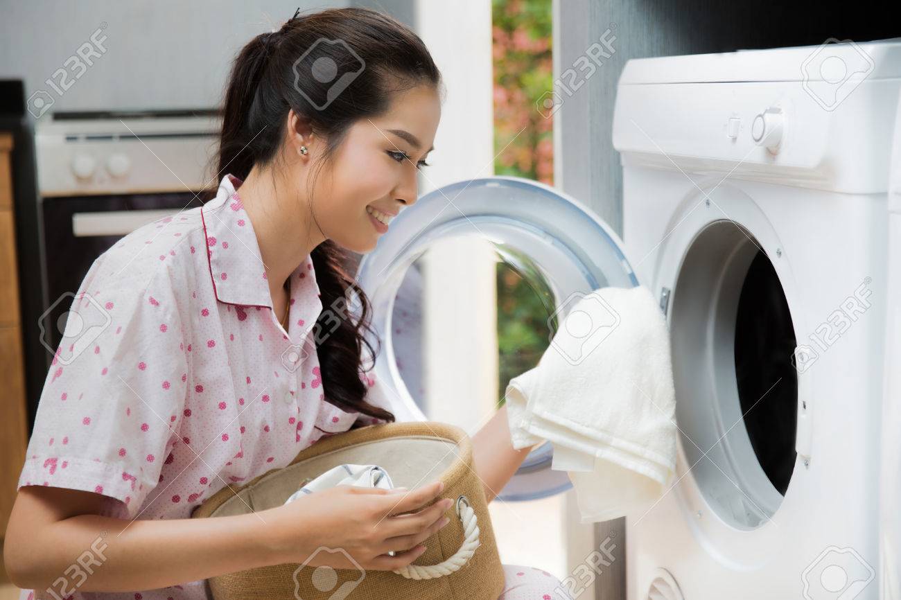 Women washing clothes The washing machine - 61912813 Women washing clothes The washing machine - 61912813