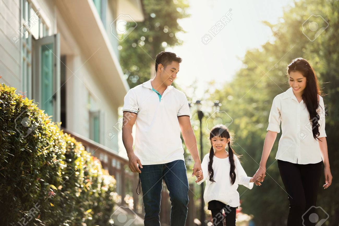 アジア系の家族が家を出る 親と子が手をつないで歩いて一緒に幸せです の写真素材 画像素材 Image アジア系の家族が家を出る 親と子が手をつないで歩いて一緒に幸せです の写真素材 画像素材 Image
