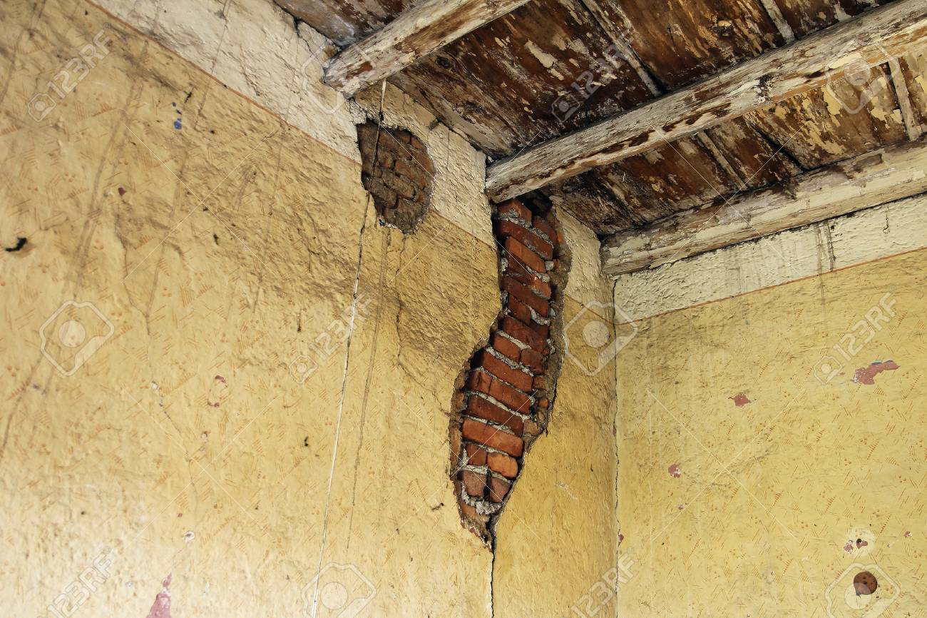 廃墟と空の家のインテリア ヴィンテージ壁紙や装飾品 の写真素材 画像素材 Image