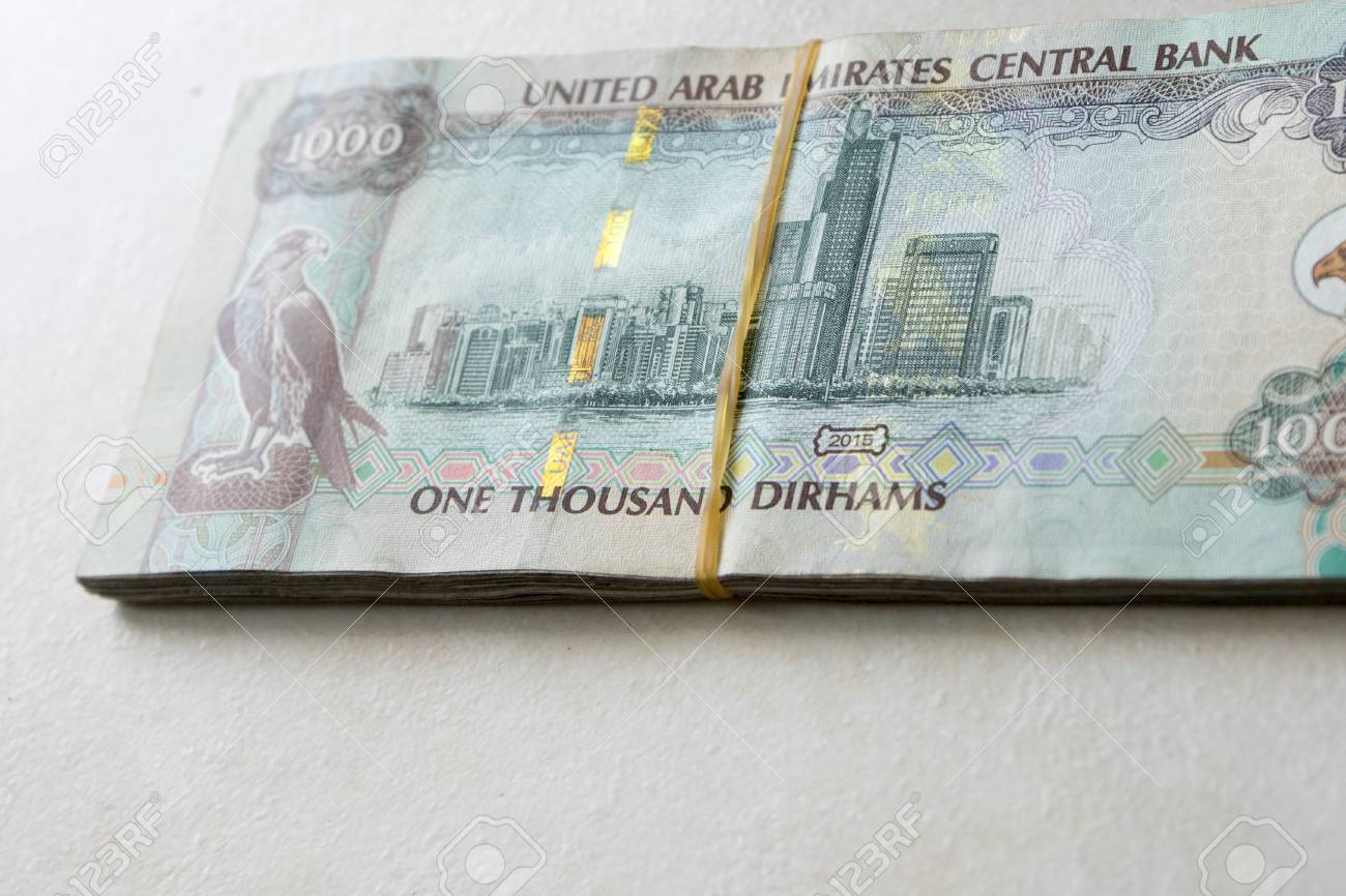UAE 1000 ディルハム紙幣は明るい背景に分離の写真素材・画像素材 Image 89183061