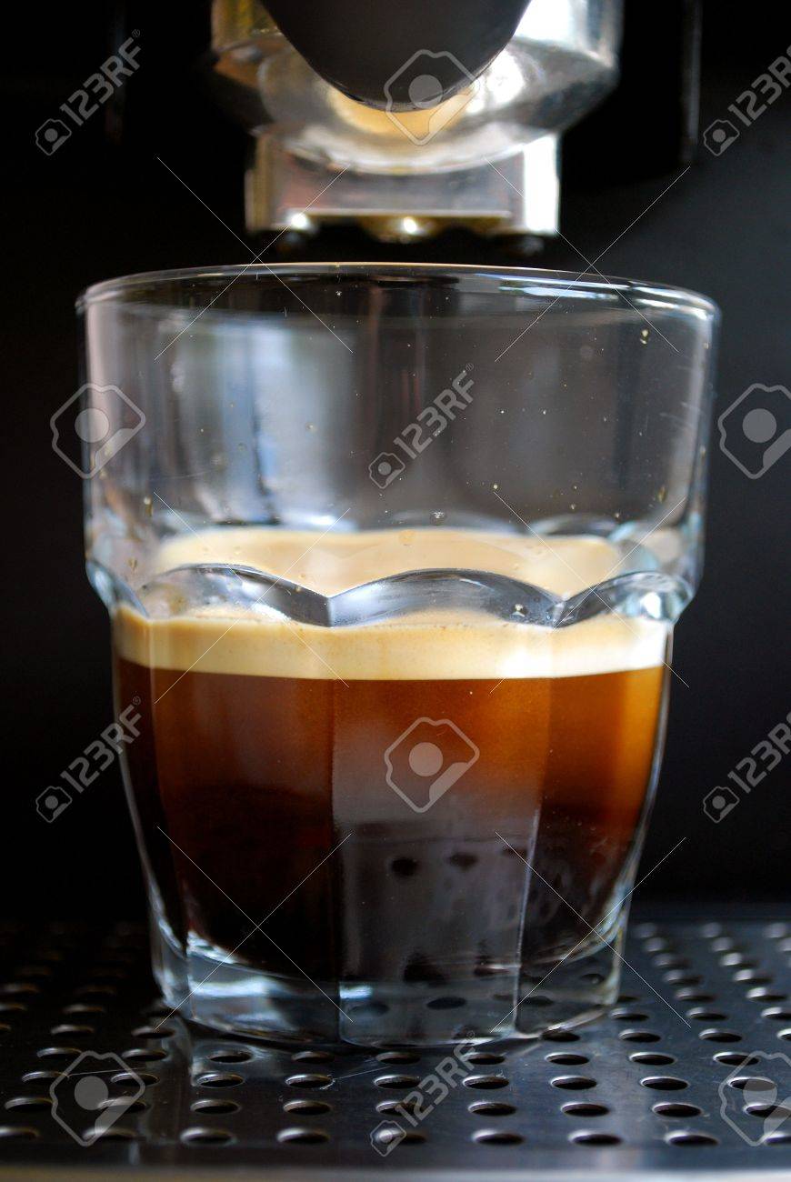 多くのクレマとエスプレッソ マシンで作られたガラスでおいしいエスプレッソ の写真素材 画像素材 Image 多くのクレマとエスプレッソ マシンで作られたガラスでおいしいエスプレッソ の写真素材 画像素材 Image