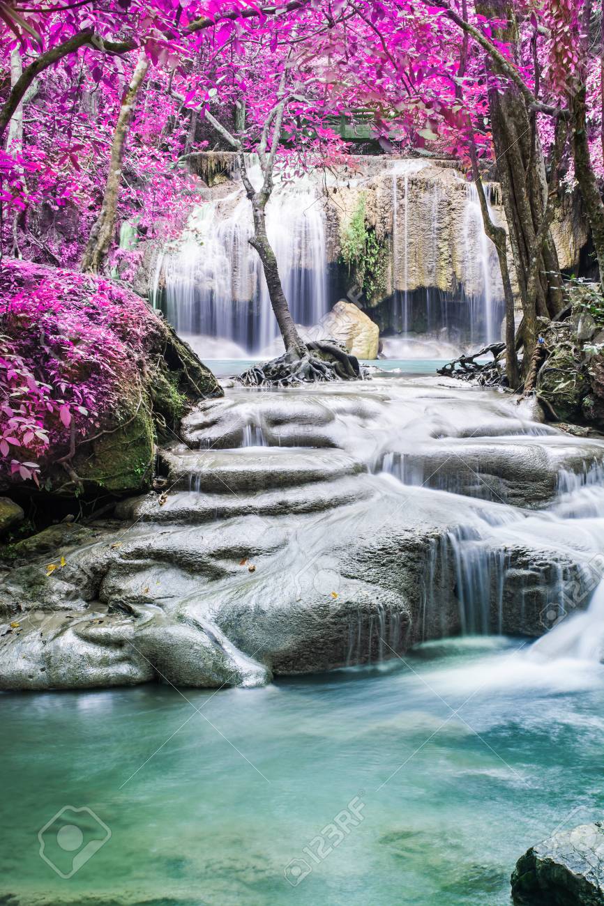 秋の森で美しい滝 の写真素材 画像素材 Image 秋の森で美しい滝 の写真素材 画像素材 Image