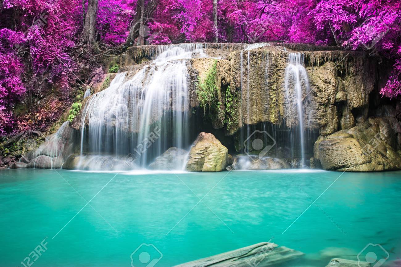 Magnifique Chute D Eau Dans La Foret Profonde Banque D Images Et Photos Libres De Droits Image