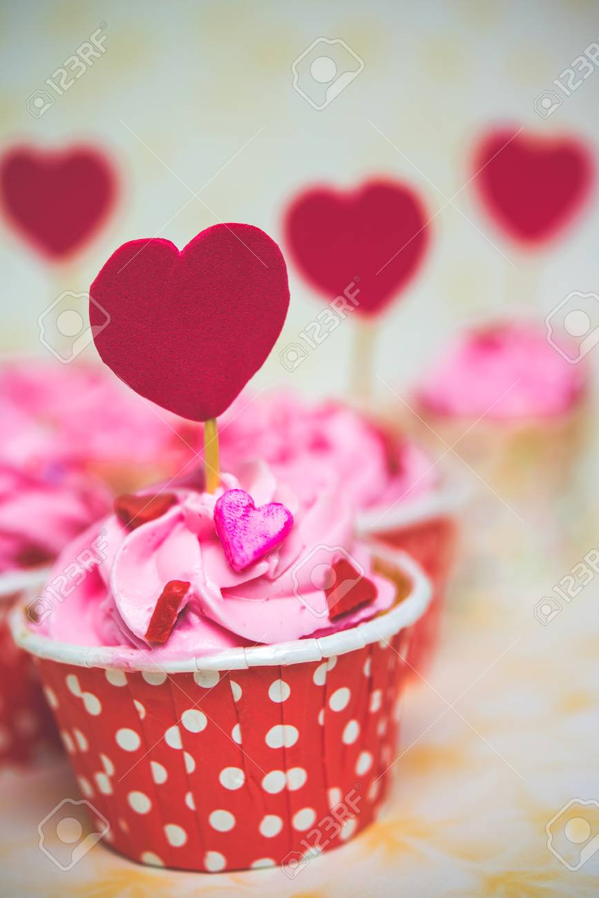 Colorful Petit Gateau D Amour Pour La Saint Valentin Banque D Images Et Photos Libres De Droits Image