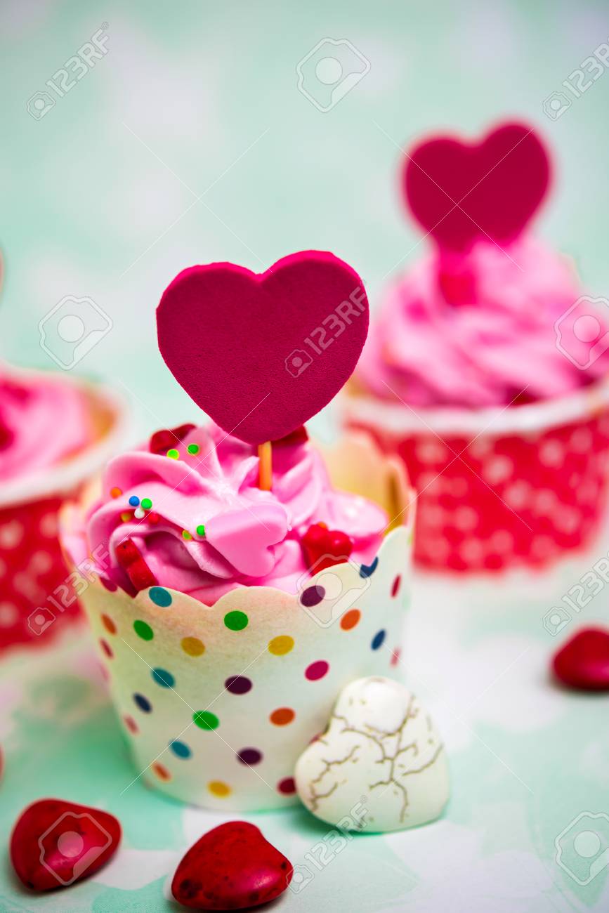 Colorful Petit Gateau D Amour Pour La Saint Valentin Banque D Images Et Photos Libres De Droits Image