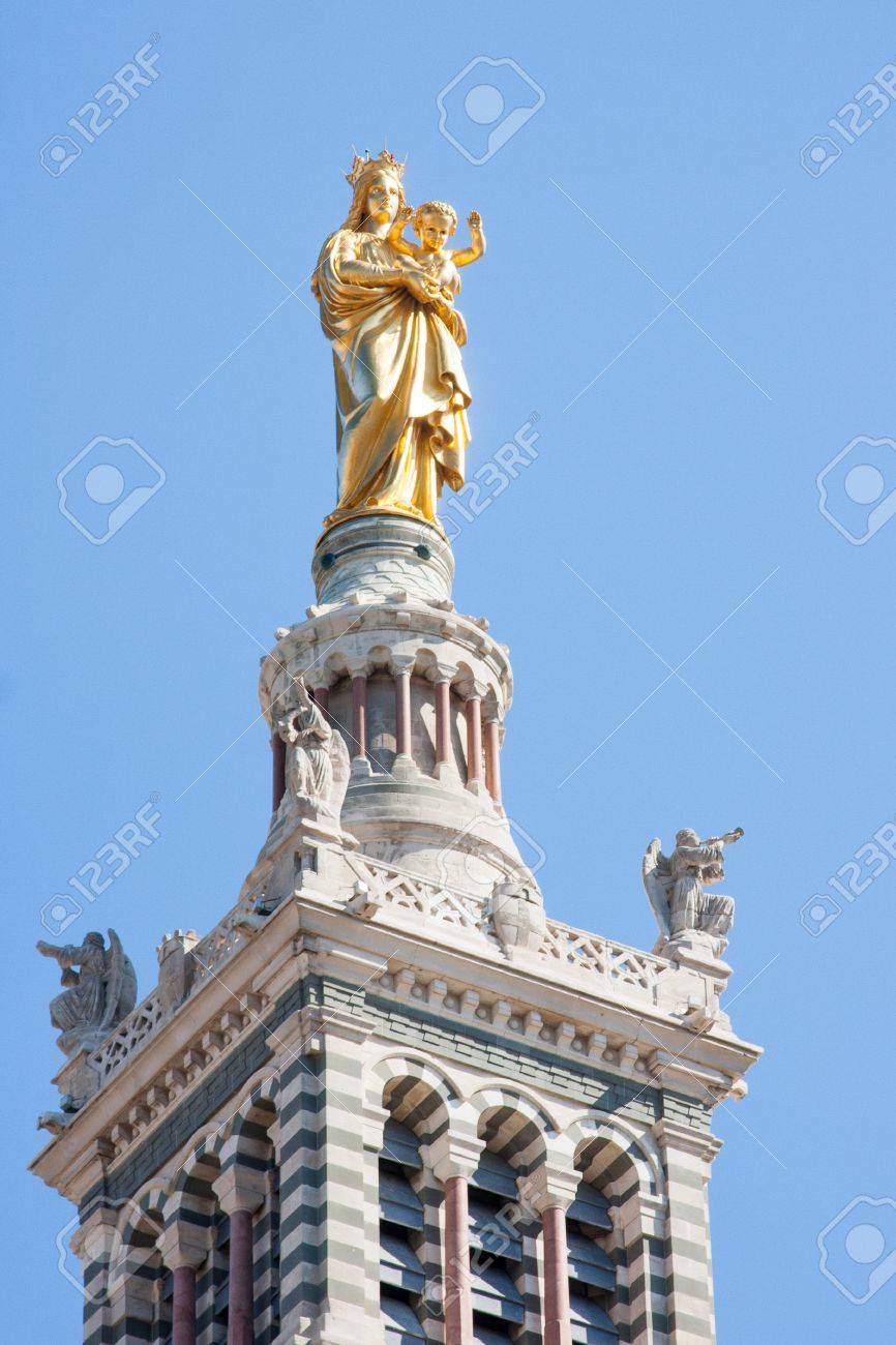 Een Gouden Beeld Van De Madonna Met Het Kleine Jezus Op De Top Van Een  Toren Van De Basiliek, Notre-Dame De La Garde In Marseille, In Een Zonnige  Dag Met Helder Blauwe
