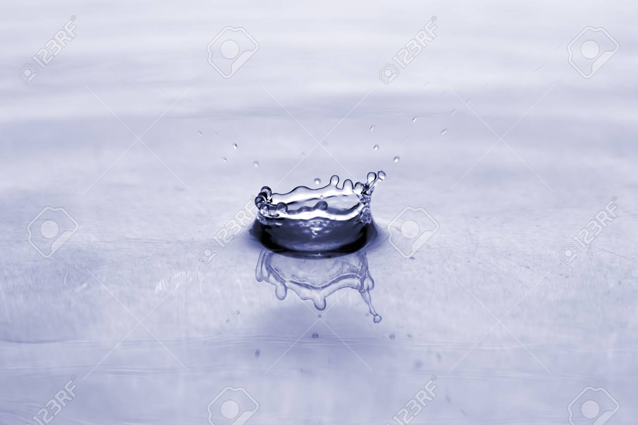 水面に映った影と冠形水のしぶき の写真素材 画像素材 Image