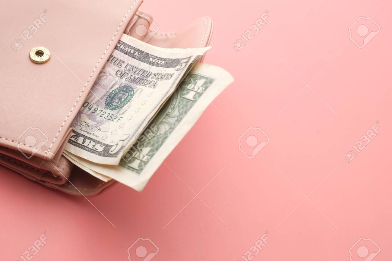 분홍색 배경에 분홍색 지갑과 미국 달러 지폐 로열티 무료 사진, 그림, 이미지 그리고 스톡포토그래피. Image 143245333