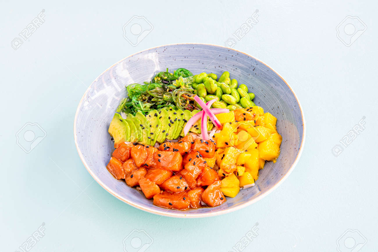枝豆とわかめ、マリネしたノルウェーサーモン、みじん切りのアジアンマンゴー、熟したアボカドの切り身、砂糖漬けの紫玉ねぎ、ケシの実を添えたフードポルノポークボウルの写真素材・画像素材  Image 171717189