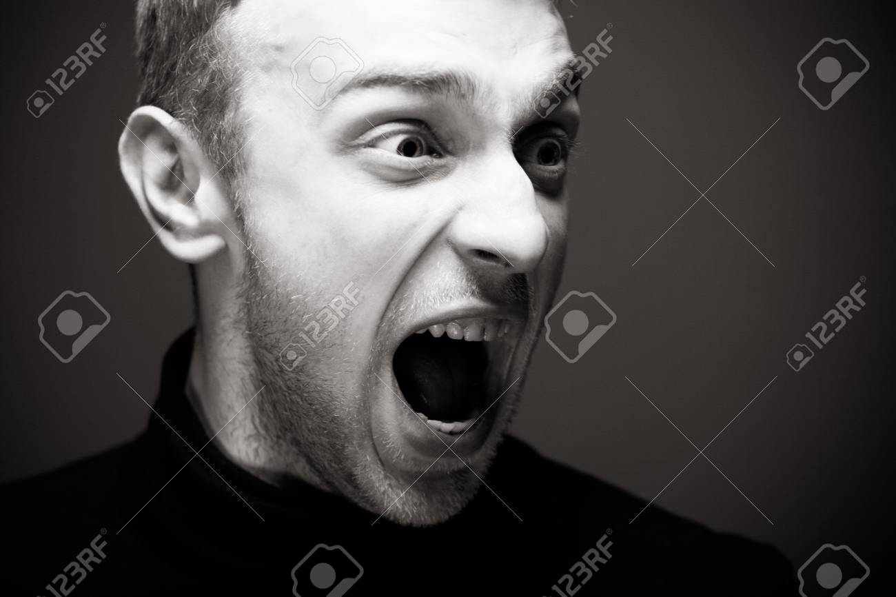怒った男が叫んでる黒いシャツを着た男 の写真素材 画像素材 Image