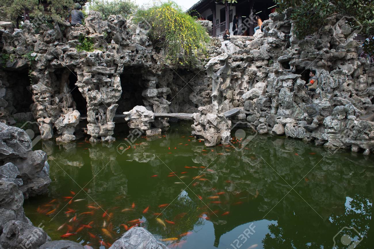 築山と池庭 の写真素材 画像素材 Image