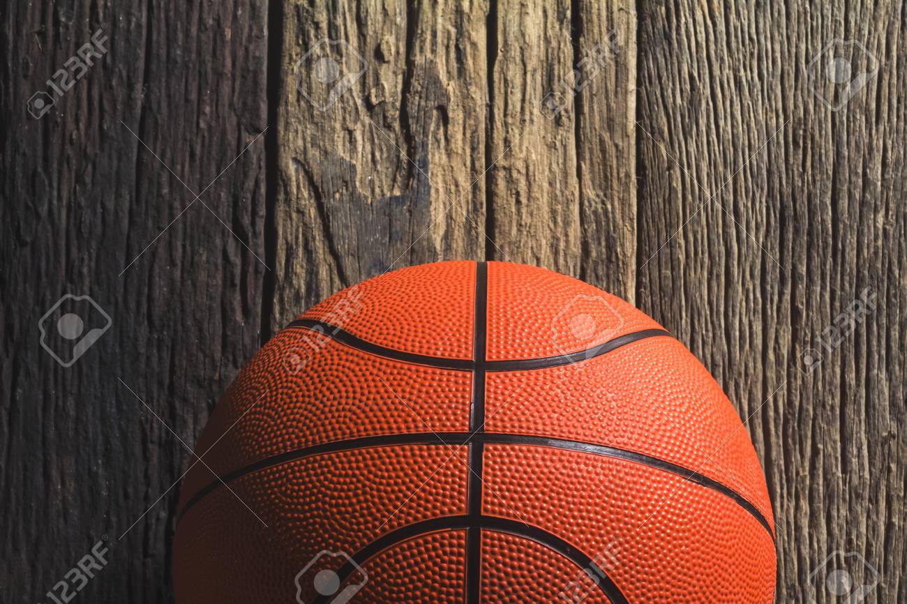 非常に古い木にバスケットボール の写真素材 画像素材 Image