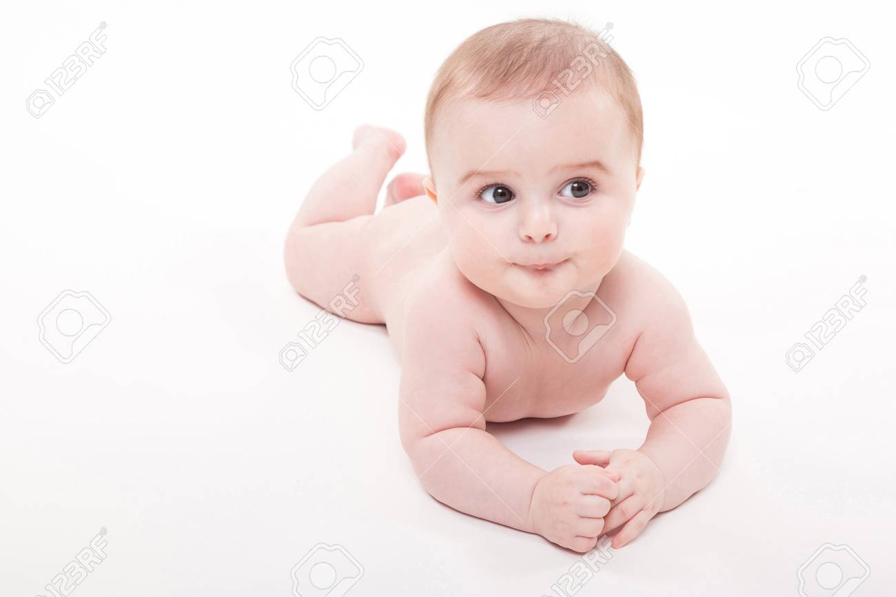 Nu Souriant Bebe Couche Sur Le Ventre Sur Un Fond Blanc Et En Regardant La Camera Image Avec Profondeur De Champ Et Flou Artistique Banque D Images Et Photos Libres De Droits Image
