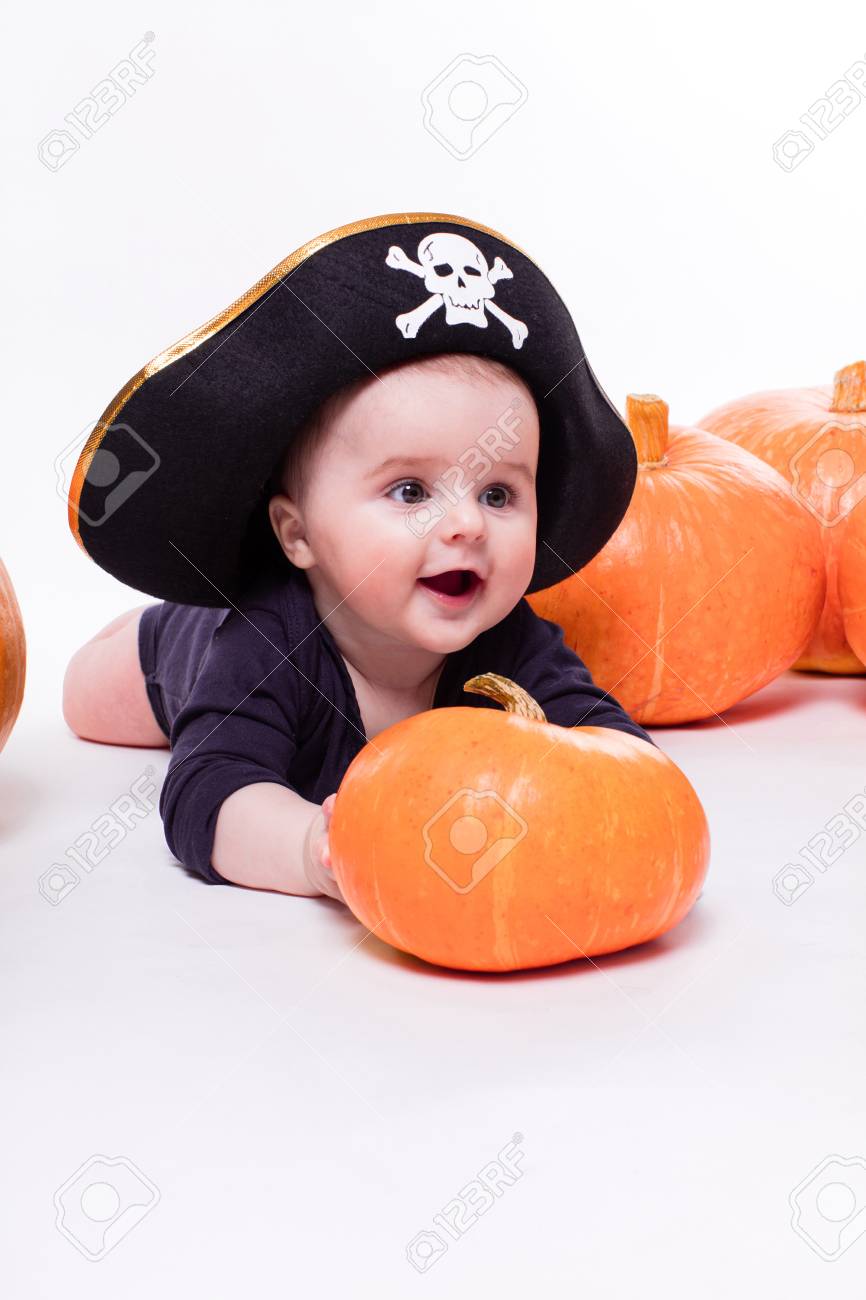 Mignon Bebe Avec Un Chapeau De Pirate Sur Sa Tete Allongee Sur Le Ventre Sur Un Fond Blanc Y Compris Les Citrouilles Halloween Image Avec Profondeur De Champ Banque D Images Et Photos
