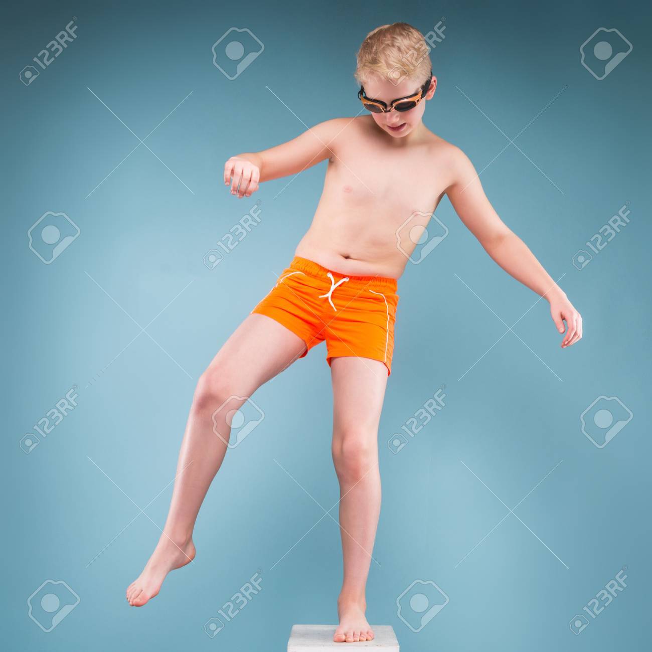 Aislado En Gris Muchacho Caucasico Adolescente Rubio En