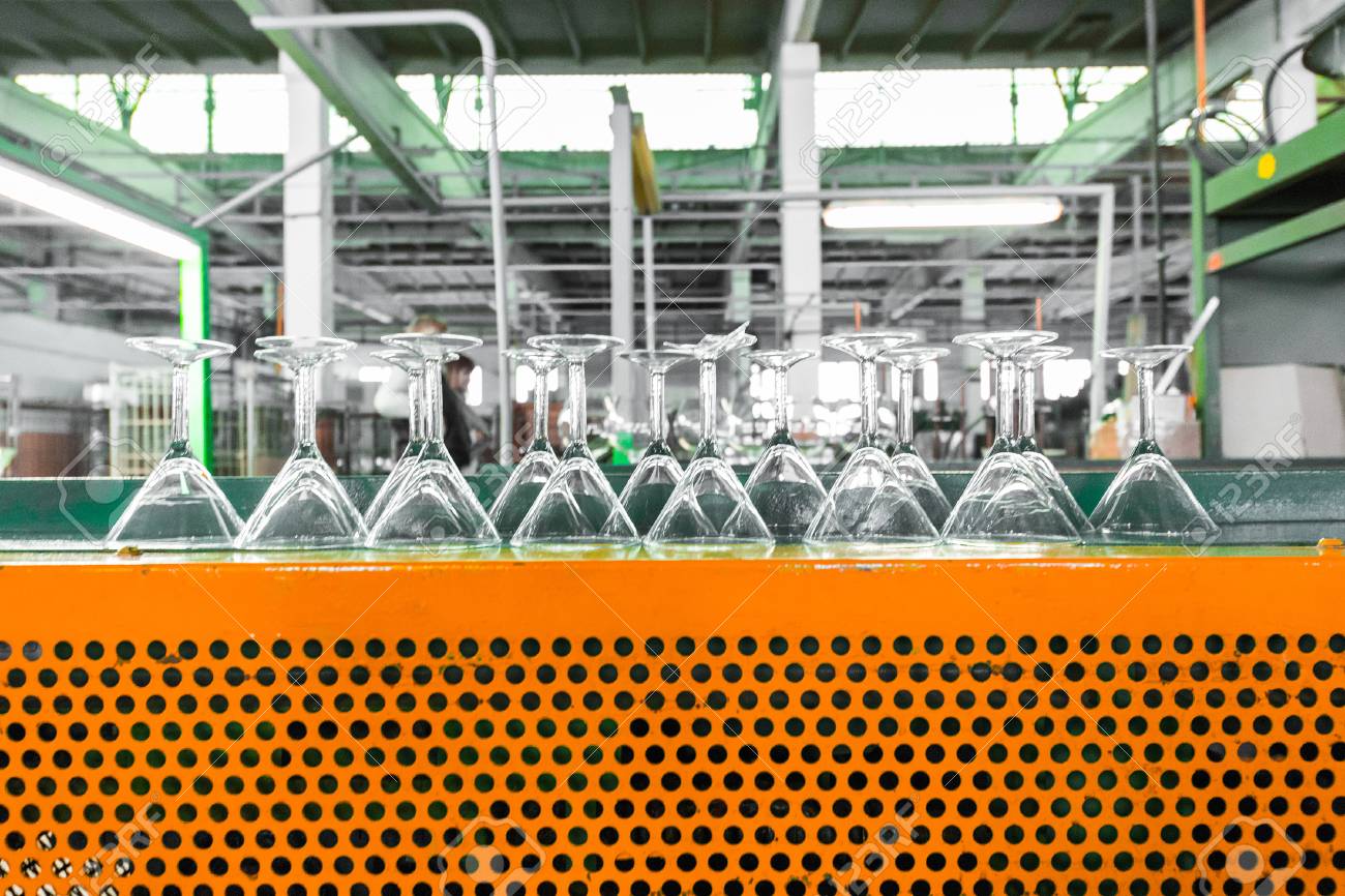 Producción De Vidrio En La Fábrica Copas En Una Fila. Fotos, Retratos, Y Fotografía De Archivo Derecho. Image 97472393.